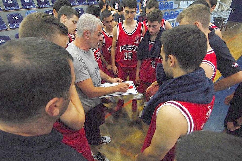 Με λυγμούς αποχαιρέτησαν τα παιδιά οι προπονητές της ακαδημίας του Πανιωνίου!