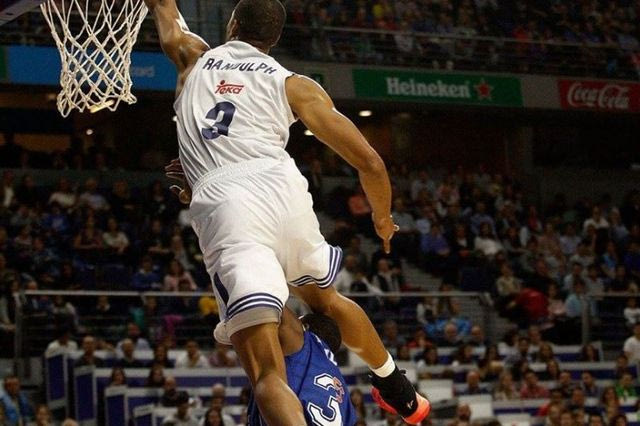 VIDEO: Ο Ράντολφ πέρασε πάνω από αντίπαλο για να καρφώσει!