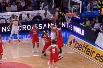 Το φοβερό κάρφωμα του Ράντολφ μπροστά από τον Μπιρτς!