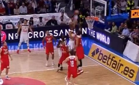 Το φοβερό κάρφωμα του Ράντολφ μπροστά από τον Μπιρτς!