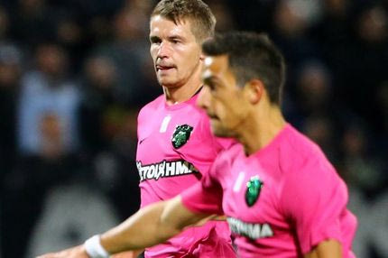 Το twitter τρόλαρε τη ροζ φανέλα της ΑΕΚ