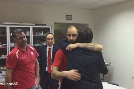 Η αγκαλιά του Πασκουάλ στον Σπανούλη