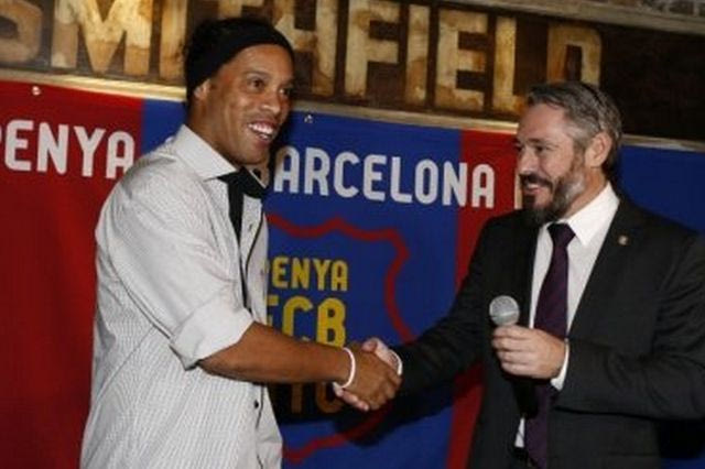 Ο Ροναλντίνιο “έγραψε” την Μπαρτσελόνα και πήγε για μπάνιο!