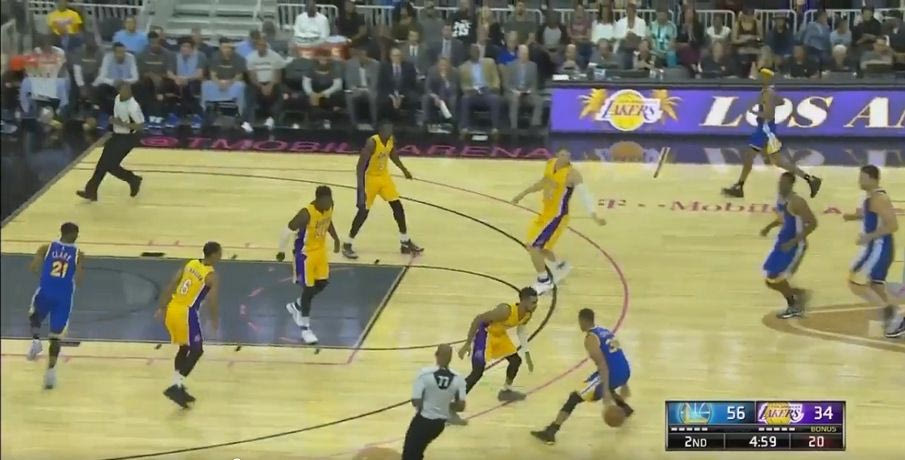 Ο D’Angelo Russell ακόμα ψάχνει τον Curry