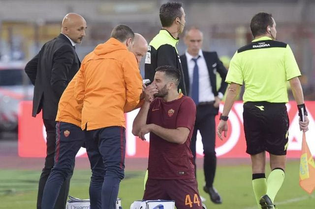 Μπαίνει στο χειρουργείο ο Μανωλάς!