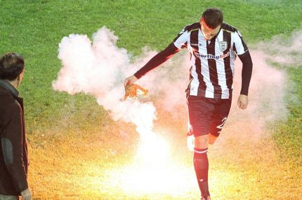 Φωτοβολίδα και… 20.000 ευρώ στον ΠΑΟΚ