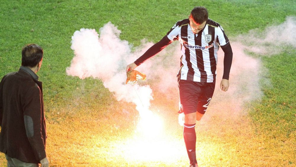 Φωτοβολίδα και… 20.000 ευρώ στον ΠΑΟΚ