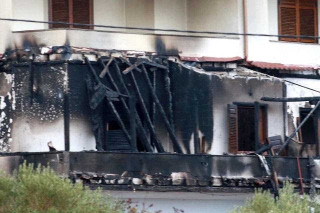 Πλάνα από το καμένο σπίτι του Μπίκα