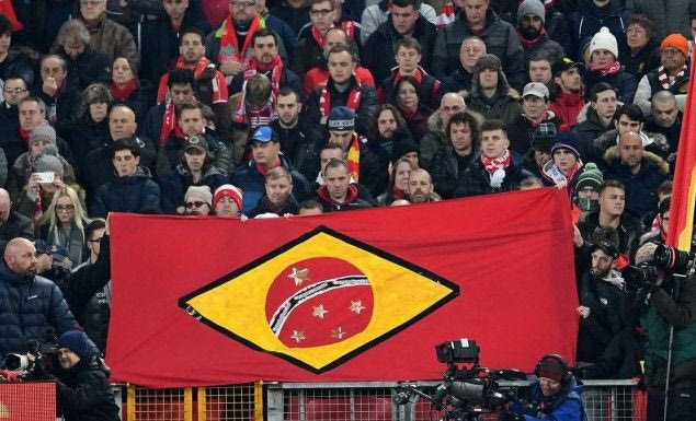 “Βουβό” για ένα λεπτό το “Άνφιλντ” για την Τσαπεκοένσε