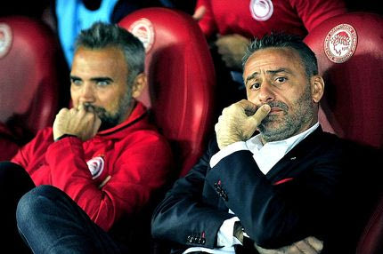 Η κόκκινη τράπουλα θέλει ανακάτεμα