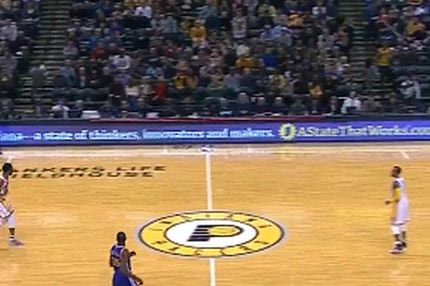 Ο αθεόφοβος Κάρι έβαλε τρίποντο από τα 20 μέτρα!