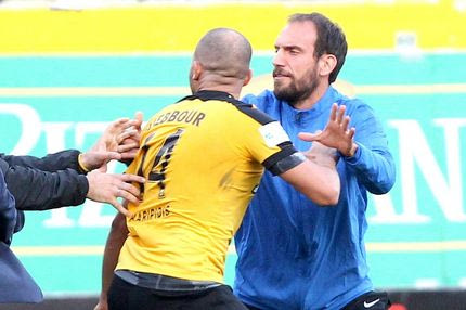 VIDEO: Το αριστερό κροσέ του Τζεμπούρ στον εισβολέα-οπαδό