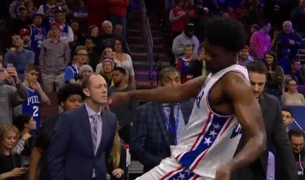 Ο Εμπίντ κλωτσούσε καρέκλες γιατί δεν τον άφησαν να παίξει!