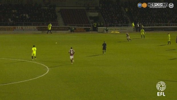 “Μαγική” πάσα από παίκτη σε άνθρωπο της… ασφάλειας του γηπέδου!