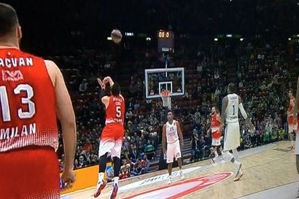 ΑΠΙΣΤΕΥΤΟΣ Τζεντίλε: έβαλε τρίποντο πίσω από το κέντρο!