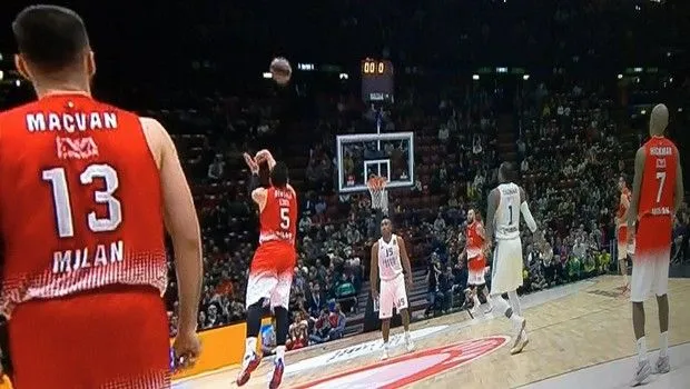 ΑΠΙΣΤΕΥΤΟΣ Τζεντίλε: έβαλε τρίποντο πίσω από το κέντρο!