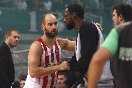 Η όμορφη χειρονομία των παικτών του Ολυμπιακού με αποδέκτη τον Γκιστ