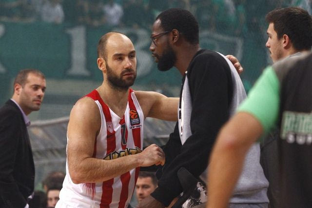 Η όμορφη χειρονομία των παικτών του Ολυμπιακού με αποδέκτη τον Γκιστ
