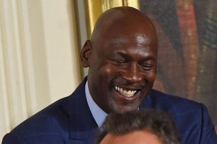 Ο Μπαράκ Ομπάμα έκανε τον Μάικλ Τζόρνταν να ξεκαρδιστεί!