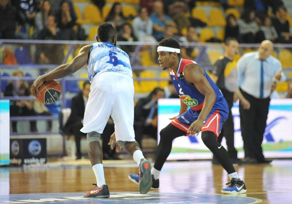 Έπεσε η οροφή του κλειστού της Κύμης (PHOTO)