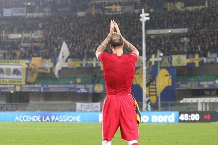 Ανατριχίλα με Μόρα: τον αποθέωσαν οι οπαδοί της Βερόνα και ως αντίπαλο!