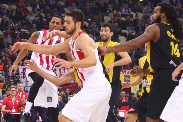 Η έδρα, ο λίγος κόσμος και ο περίπατος στο ντέρμπι