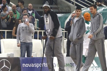 Αποθέωση για Γκιστ από τους οπαδούς στην είσοδό του!