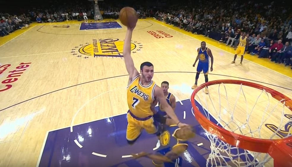 Κάρφωσε και μοίρασε… καρπαζιά!