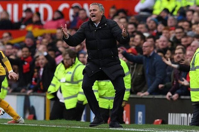 Έκανε σαν τρελός στον πάγκο ο Μουρίνιο!