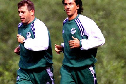 Ο Στράτος, ο Πάουλο και ένα ποτήρι κόκκινο κρασί