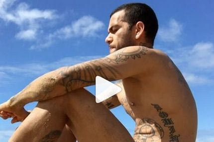 ΜΟΝΑΔΙΚΟΣ: Έδωσε χριστουγενιάτικες ευχές από την… παραλία!