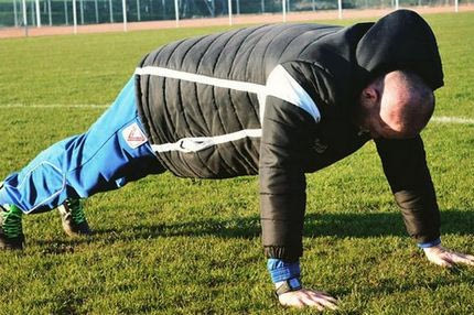 VIDEO: Προπονητής έκανε 50 κάμψεις λόγω νίκης στο ντέρμπι!