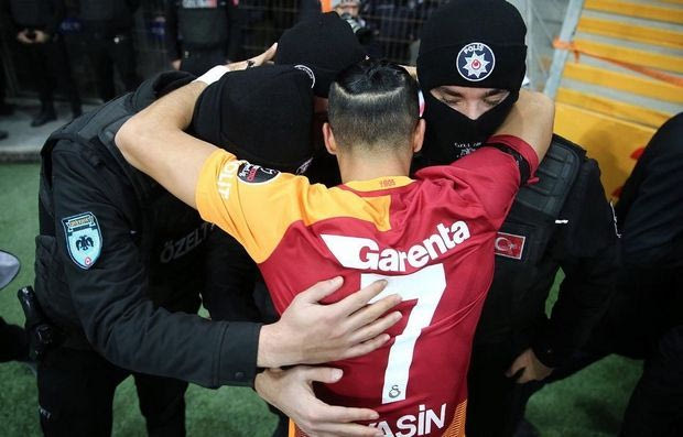 Η Γαλατάσαραϊ αφιέρωσε τη νίκη στην αστυνομία