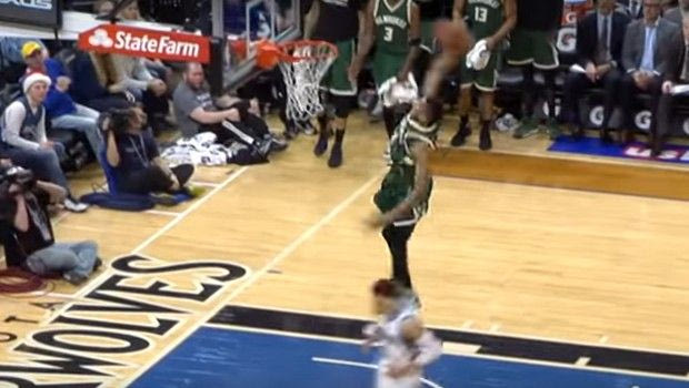 Σούπερ καρφωματάρα από Αντετοκούνμπο!