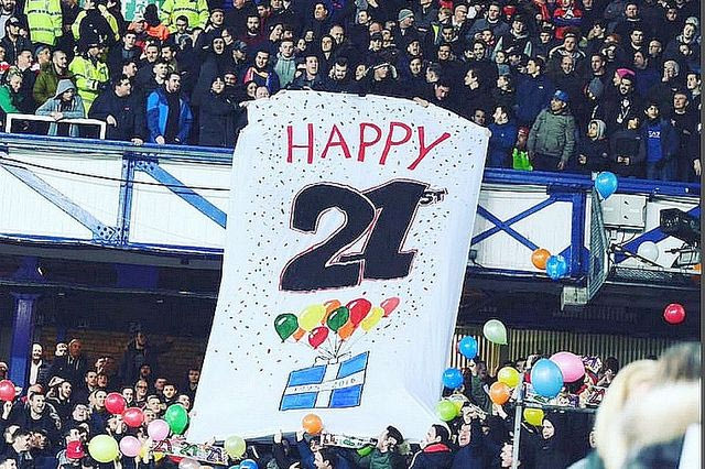 Οι οπαδοί της Λίβερπουλ τρολάρουν τους οπαδούς της Εβερτον στο “Γκούντισον Παρκ”