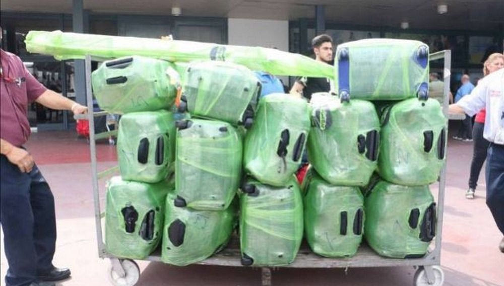 Η κυρία Ικάρντι έφυγε για διακοπές με 14(!) βαλίτσες!