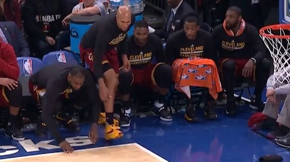 Λεμπρόν και Ίρβινγκ δεν νοιάζονται ΚΑΘΟΛΟΥ για το ματς!