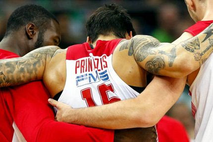 Κόλλησε το πόδι του Πρίντεζη στο αυτοκόλλητο!