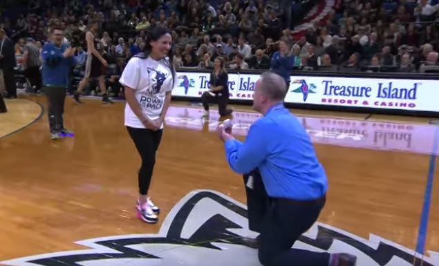 Θεούλης οπαδός έκανε την καλύτερη πρόταση γάμου σε παρκέ NBA