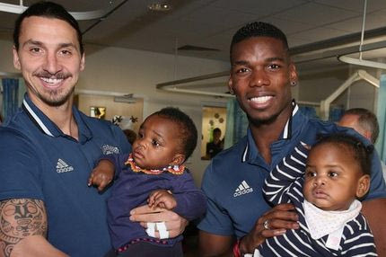 Ζλάταν και Πογκμπά μοίρασαν δώρα σε άρρωστα παιδιά