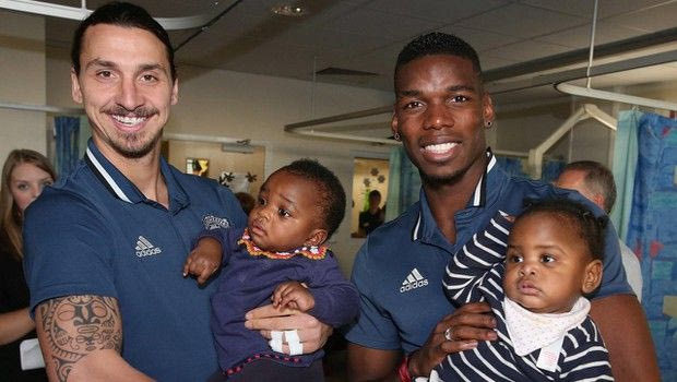 Ζλάταν και Πογκμπά μοίρασαν δώρα σε άρρωστα παιδιά