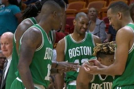 Έπαιξαν “πέτρα, ψαλίδι, χαρτί” για το ποιος θα βαρέσει βολές!