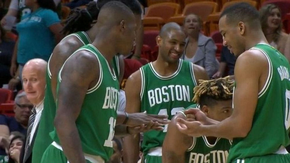 Έπαιξαν “πέτρα, ψαλίδι, χαρτί” για το ποιος θα βαρέσει βολές!