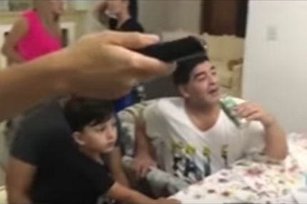 Mannequin Challenge με μπύρα στο χέρι ο Μαραντόνα!