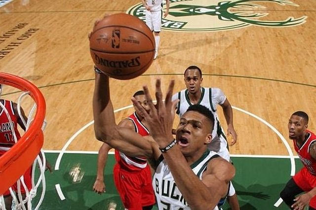 VIDEO: Το σόου του Giannis κόντρα στους Μπλέιζερς