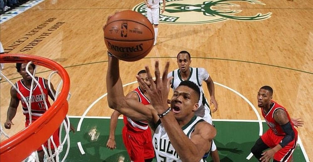 VIDEO: Το σόου του Giannis κόντρα στους Μπλέιζερς