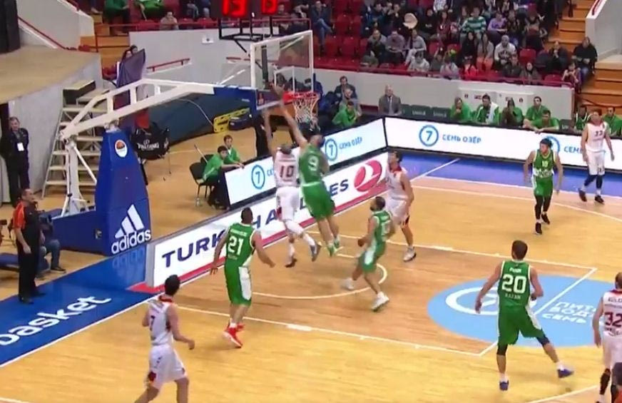 Ρεσιτάλ από τάπες ο Παραχούσκι!