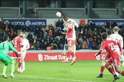 Το ξύλο της… αρκούδας στο ματς της Γαλατάσαραϊ