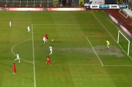 Πήγε να διώξει και έβαλε απίθανο αυτογκόλ