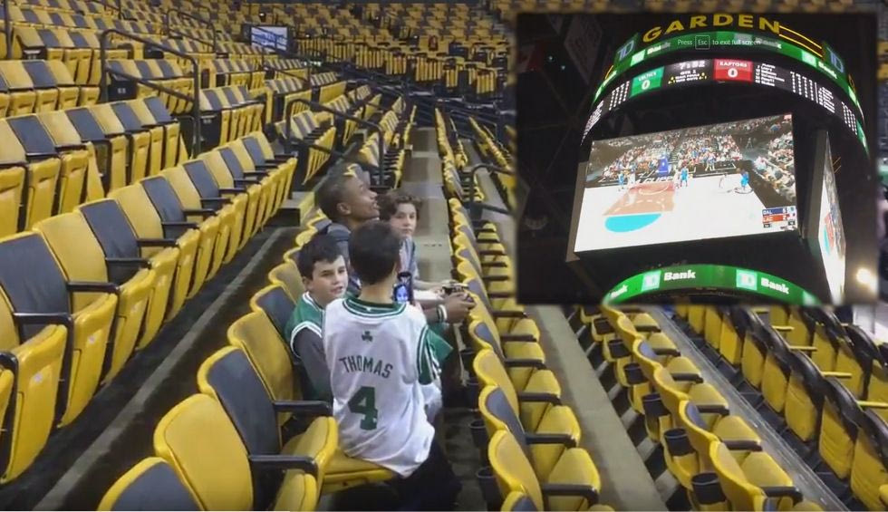 Ο Isaiah Thomas έπαιζε NBA 2K στην γιγαντοοθόνη!